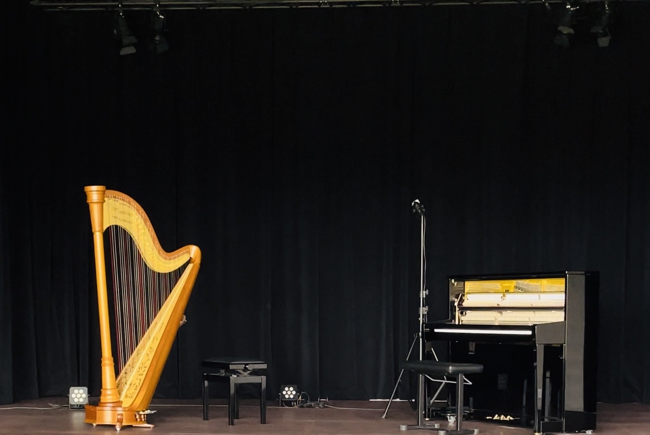 Scène préparée pour un récital — harpe de concert et piano