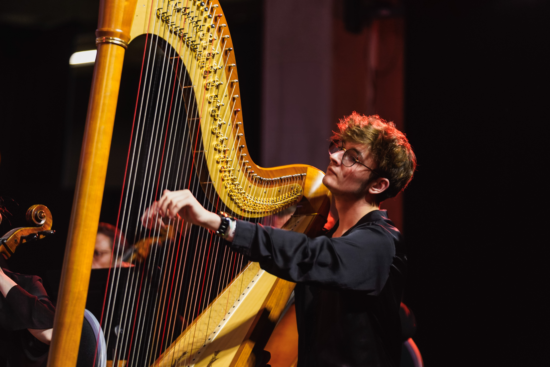 François Moriau jouant de la harpe de concert en récital